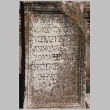 2942 ostia - regio i - forum - basis mit inschrift - hinweis auf ragonius vincentius celsus.jpg